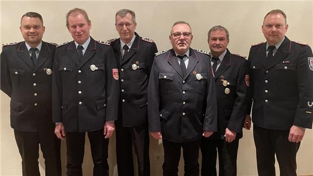 Das Foto zeigt die geehrten Feuerwehrleute. 