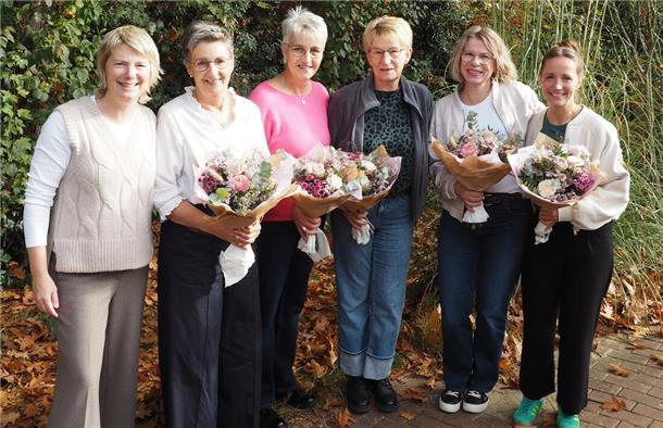 Mode Schlüter ehrt langjährige Mitarbeiterinnen Die Geehrten im Hause Schlüter mit Chefin Sabrina Kosch (von links): Monika Kück, Sigrid Götsche, Heike Holsten, Anja Barnstorff und Kathrin Gieschen (es fehlt Tanja Schloen).