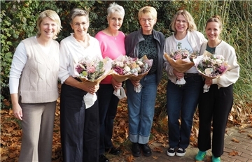 Mode Schlüter ehrt langjährige Mitarbeiterinnen Die Geehrten im Hause Schlüter mit Chefin Sabrina Kosch (von links): Monika Kück, Sigrid Götsche, Heike Holsten, Anja Barnstorff und Kathrin Gieschen (es fehlt Tanja Schloen).
