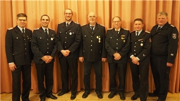 Ortsbrandmeister Fabian Koop tritt zurück Die Geehrten zwischen Michael Rinas (links, Abschnittsleiter Cux-Nord) und Stadtbrandmeister Matthias Witte (rechts), von links: Phillip Meyer (neuer Ortsbrandmeister), Daniel Zauritz, Ernst Vogel, Wilhelm Morick und Fabian Koop.