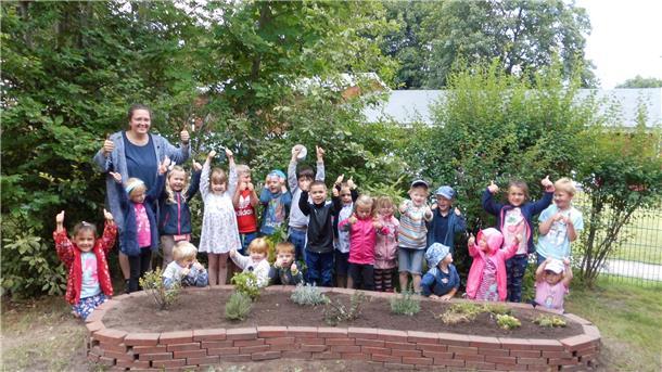 Kinder bauen neues Kräuterbeet Die "Geeste-Strolche" mit Betreuerin