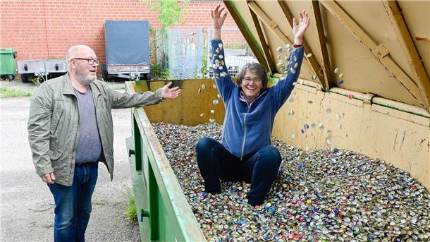 Kronkorken und Zauberlehrling: „Beekelöwen“ feiern Sammelaktion in Ostervesede „Die Geister, die ich rief...“: Thomas und Ilse-Marie Voß begutachten die stetig wachsende „Ausbeute“ im Container auf dem Gelände von Andreas Villwock.