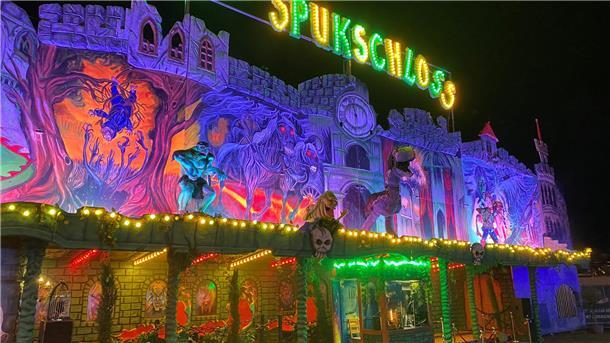 Die Geisterbahn "Spukschloss".  