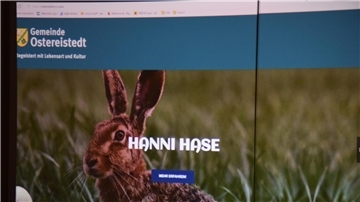 Die Gemeinde Ostereistedt "begeistert mit Lebensart und Kultur", heißt es auf der Webseite. Ein Blickfang ist Hanni Hase als Aushängeschild.