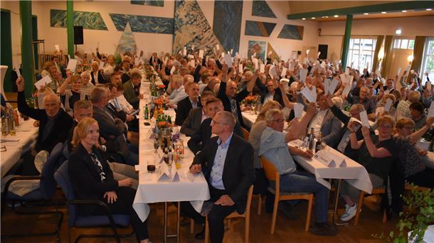Die Generalversammlung der Raiffeisenbank Butjadingen-Abbehausen bei der Abstimmung Montagabend im Rathaussaal in Burhave.