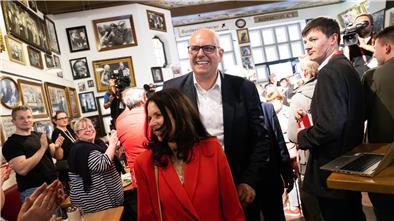 Andreas Bovenschulte, Spitzenkandidat der SPD in Bremen, und seine Partnerin Kerstin Krüger 