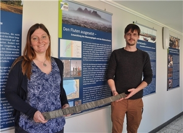 Die Geologin Kira Raith und der Archäologe Thorsten Michael Becker mit einem Bohrkern aus einer Butjenter Wurt. Der Bohrkern lagert im Institut für Küstenforschung in Wilhelmshaven.
