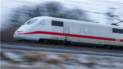 Fahrender ICE-Zug.