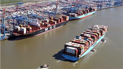 Die geplante Kooperation zwischen Eurogate und der Hamburger Umschlaggesellschaft HHLA wird kritisch verfolgt. Dass am Verhandlungstisch jetzt die Hamburger die Mehrheit haben, vergrößert die Sorgen in Bremerhaven und Bremen.