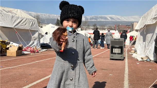 Hoffnung und Trauer: Erschöpfte Helfende in der Türkei Die gerettete zweijährige Fatma-Nur lag 56 Stunden unter Trümmern.