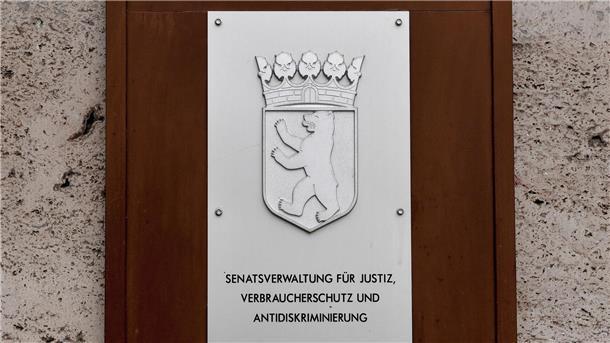 Die Gerichtsvollzieher des Landes Berlin sollen stich- und schusssichere Schutzwesten erhalten. (Symbolbild)