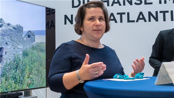Die Direktorin Prof. Dr. Ruth Schilling (Foto), zeigt Aufnahmen der Grabungsstätten und gibt Einblick in die Arbeit auf den Shetlandinseln.