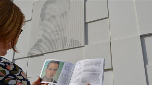 Die Geschichte hinter den Porträts auf der Fassade des Auswandererhauses: Jeder Biographie ist je eine Doppelseite in der Broschüre gewidmet.