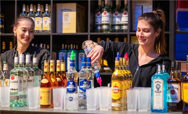 Die Geschwister Josephine und Cecilia Conradt (rechts) zaubern die Drinks für di...