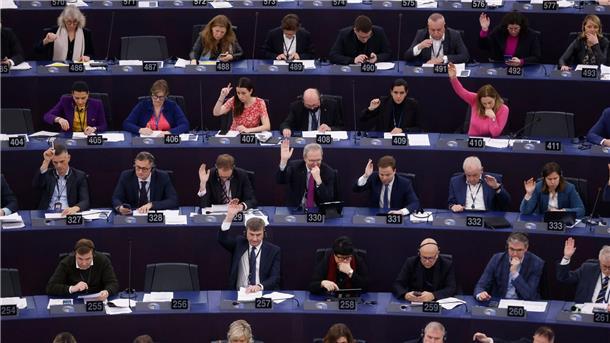 Was bedeutet das neue KI-Gesetz der EU? Die Gesetzgeber der Europäischen Union stimmen über ein Gesetz zur künstlichen Intelligenz ab. Das EU-Parlament gibt grünes Licht für schärfere Regeln für Künstliche Intelligenz.