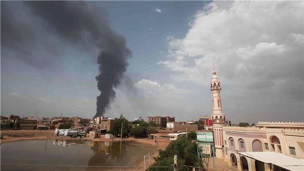 Die Gewalt zwischen der sudanesischen Armee und den paramilitärischen Rapid Support Forces hält seit Mitte April 2023 an, auch in der Stadt Khartum wird gekämpft.