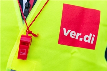Eine gelbe Weste von Verdi ist zu sehen. Die Gewerkschaft Verdi fordert Tarifverhandlungen bei Addicks & Kreye in Bremerhaven – doch der Arbeitgeber blockt ab. Die Beschäftigten sind wütend und streikbereit.