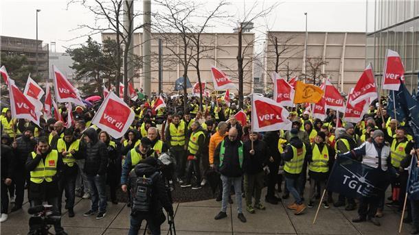Die Gewerkschaft Verdi hat das Bodenpersonal der Lufthansa zu einem ganztägigen Warnstreik aufgerufen.