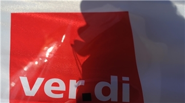 Ein Schatten eines Mannes ist zu sehen, der in eine Trillerpfeife bläst. Auch das Verdi-Schild ist zu sehen.