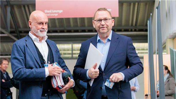 Zähe letzte Runde für den öffentlichen Dienst Die Gewerkschafter Volker Geyer und Frank Werneke verhandeln für die Arbeitnehmerseite.