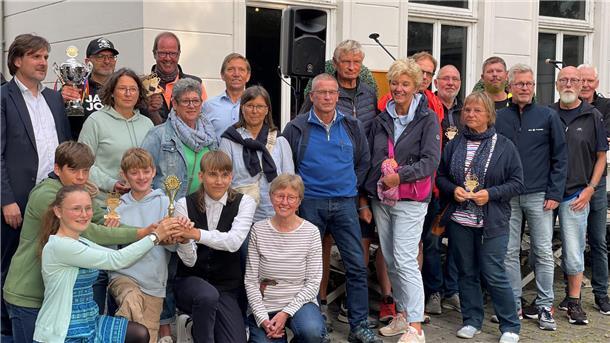 Viele Menschen vor dem Museum Nordenham