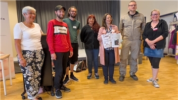 Ein Bild mit vielen Menschen.