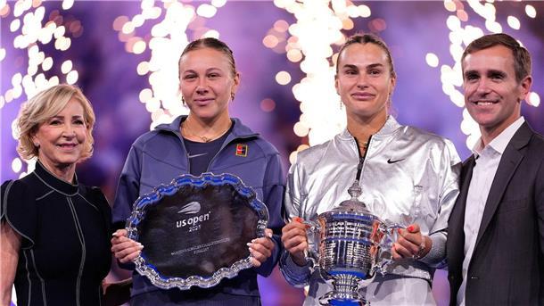 Bilder des Tages Die Gewinnerin im US-Open-Endspiel, Aryna Sabalenka (2.v.r), und die Zweitplatzierte Amanda Anisimova halten ihre Trophäen in der Hand.