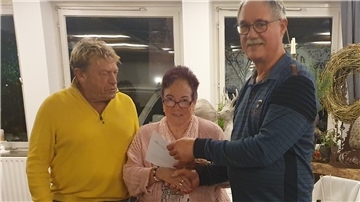 Die Gewinnübergabe mit (von links) dem SoVD-Ortsverbandsvorsitzenden Theo Vonk, Hildegard Kunert und Simon Vlaming.