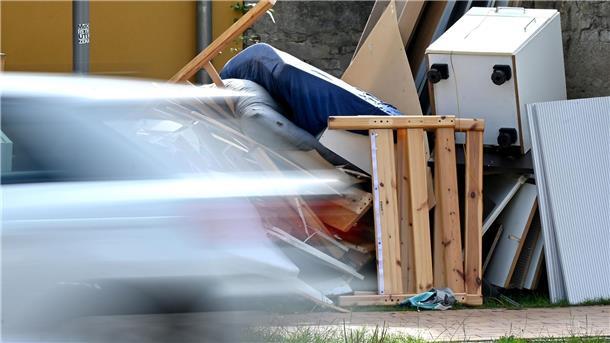 Das Foto zeigt Sperrmüll am Straßenrand.