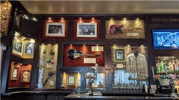 Die Gitarren von Eric Clapton (oben rechts) und Pete Townshend (M) waren die ersten im Hard Rock Cafe London. Sie hängen noch immer.