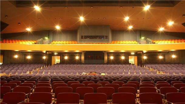 Wie das Zaudern der Politik zur Schließung einer Stadthalle führt Blick auf Sitzplätze und Tribüne einer Halle.