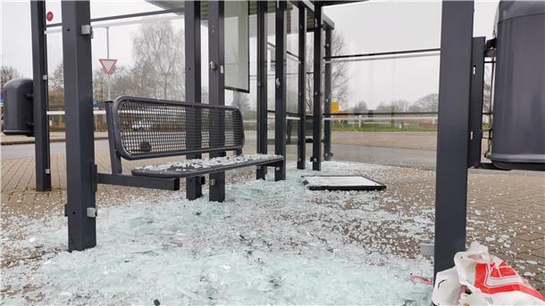 Die Glasscheiben von 36 Bushaltestellen im Nordenhamer Stadtgebiet wurden in der Nacht zum 9. Februar zerstört. Unser Bild zeigt die Bushaltestelle am Blexer Fähranleger. Die Scherben sind unmittelbar nach den Taten aufgefegt worden. Doch neue Scheiben sind immer noch nicht eingesetzt worden.