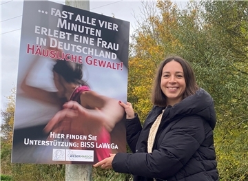 Die Gleichstellungsbeauftragte des Landkreises, Maren Ozanna, hat in diesem Jahr erstmals auch eine Plakataktion an Nordenhamer Straßen in das Maßnahmenprogramm zum bundesweiten Tag gegen Gewalt an Frauen integriert.