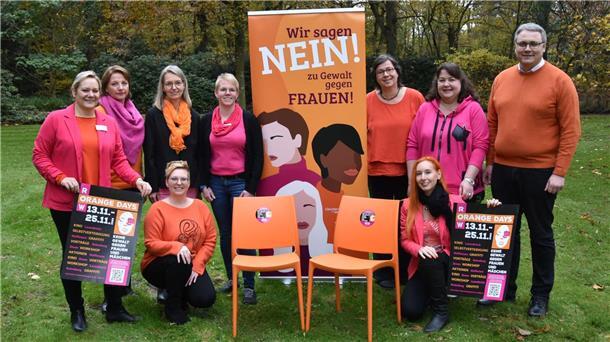 Die Gleichstellungsbeauftragten im Landkreis und die Landfrauen stellen zusammen mit Landrat Marco Prietz die Aktionen zum Orange Day vor. Auf dem Bild von links stehen: Katja Weße (Landkreis Rotenburg), Ilka Holsten-Poppe (Landfrauen), Meike Rissiek (Stadt Rotenburg (Wümme)), Katharina Hein (Samtgemeinde Sottrum), Simone Smeilus (Samtgemeinde Bothel), Jeannine Bröske (Stadt Visselhövede), Landrat Marco Prietz. Davor kniend von links Catrin Voigts (Samtgemeinde Fintel) und Nicole Flynn (Samtgeme