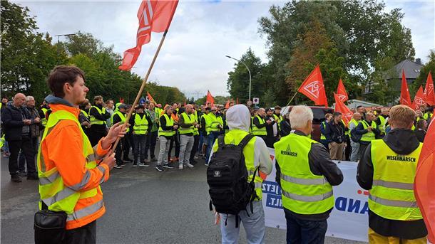 Bild von Demonstranten, die rote Fahnen der IG Metall tragen