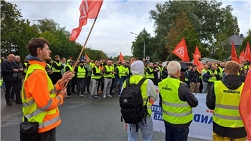 Bild von Demonstranten, die rote Fahnen der IG Metall tragen