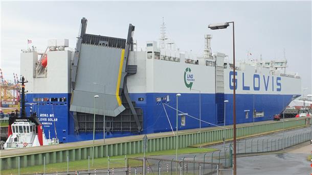 LNG-Dual-Fuel-Autofrachter auf Jungfernfahrt in Norddeutschland Autotransporter "Glovis Solar" in der Nordschleuse in Bremerhaven