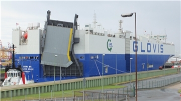 Autotransporter "Glovis Solar" in der Nordschleuse in Bremerhaven