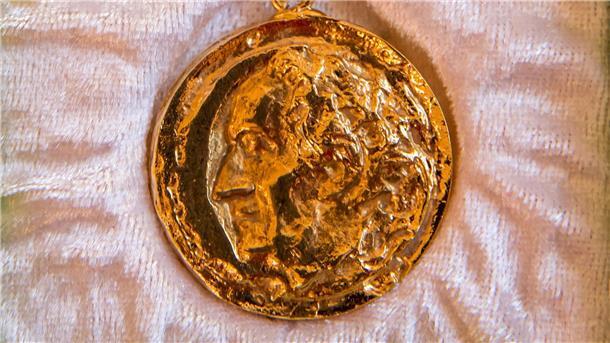 Die Goethe-Medaille gilt als ein wichtiges Ehrenzeichen der Bundesrepublik. Sie wird an Menschen verliehen, die sich in besonderer Weise für den weltweiten Kulturaustausch oder die Vermittlung der deutschen Sprache einsetzen. (Archivbild)
