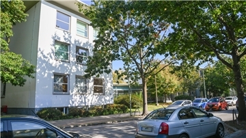 Die Goetheschule fügt sich zwischen Deichstraße und Geeste aufs Schönste in die Stadtlandschaft ein.