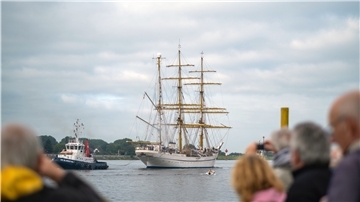 Ein Schlepper zieht die "Gorch Fock"