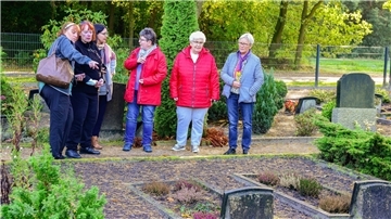 Die Gräber der Urahnen in Helvesiek zu besuchen, ist für Lisanne Lange (von links) und ihre Mutter Joan Walter aus New York Grund der Reise nach Deutschland.