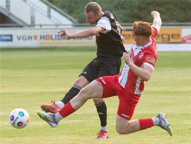 Heeslingen startet mit 5:1-Sieg in die Saison und ist Tabellenführer Die Grätsche kommt zu spät. Tom Trebin erzielt mit einem sehenswerten Distanzschuss das 1:0.