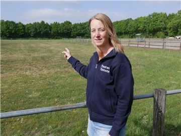 Die Grasflächen sind zur Zeit staubtrocken und können eine große Gefahr für Flächenbrände sein, so Tarmstedts Ortsbrandmeisterin Marina Michaelis