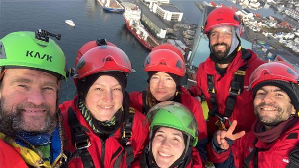 Die Greenpeace-Aktivisten haben auf dem 125 Meter hohen Fackelbaum der Plattform ein Foto gemacht.