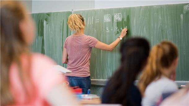 Die größte Gruppe der Beschäftigten beim Land Niedersachsen war 2023 in Schulen tätig. (Symbolbild) 