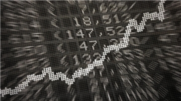 Die große Anzeige in der Börse zeigt die Dax-Kurve und verschiedene Börsenkurse: ETFs werden börsentäglich gehandelt.