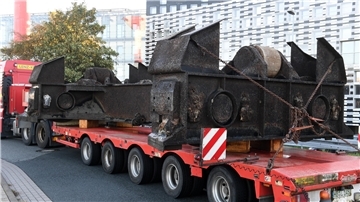 Die große Kammer der Fischereihafen-Doppelschleuse ist gesperrt. Aktuell wird der Unterwagen (hier auf dem Tieflader deponiert) ausgetauscht