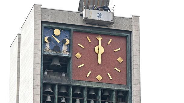 Die große Turmuhr am Stuttgarter Rathaus.