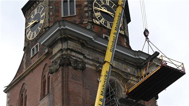 Die große und tief klingende Gloria-Glocke in Hamburg muss repariert werden.